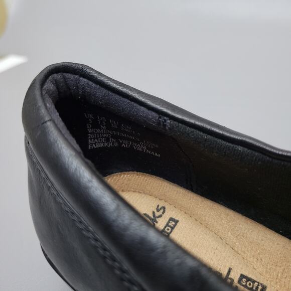 Clarks Collection Womens Flats Size 7.5 M Black Loafer Soft Cushion Pleated - Picture 8 of 9